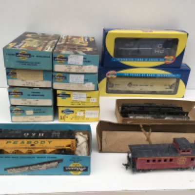 A collection of HO gauge model railway rolling stock both boxed and loose. No reserve