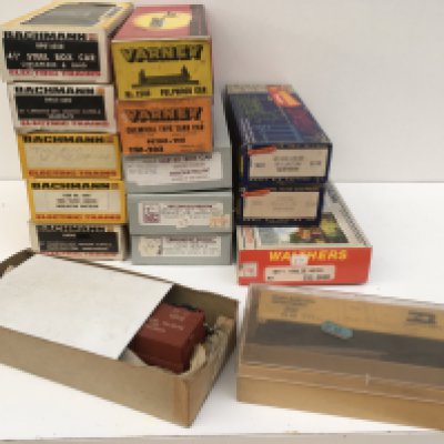 A collection of assorted HO gauge model railway vehicles manufactured by Bachmann..Walthers and others. Mostly boxed. No reserve.