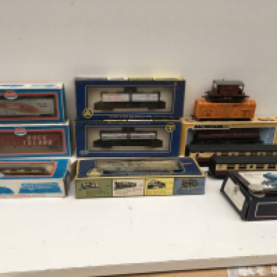 A collection of model railway accessories HO and OO gauge. Features 3 boxed locomotives by Bachmann..AHM and Model Power plus 9x rolling stock by the same manufacturers mostly boxed. No reserve