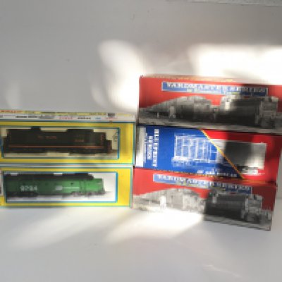 2x boxed HO gauge locomotives by atlas also includes 3x boxed box cars. No reserve