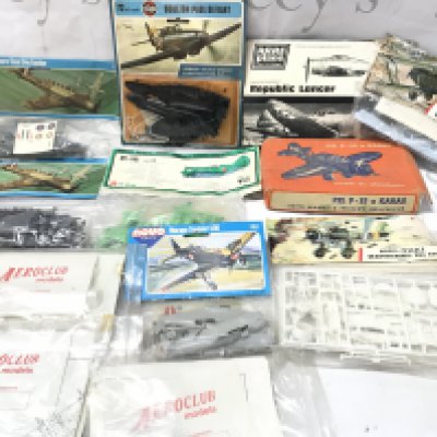 A Box Containing Small Plastic Model Kits Including Novo. Airfix. Etc. No Reserve.