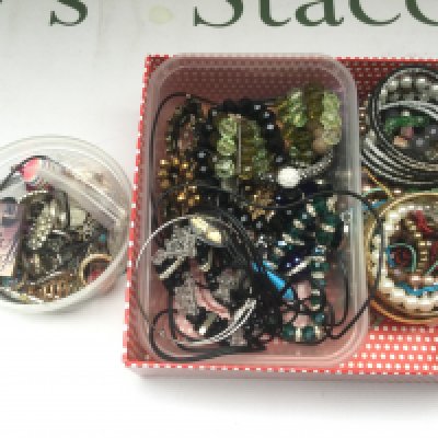 A collection of costume jewellery. Shipoing category B.