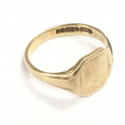 A 9ct gold signet ring. Size V and 5.32g Postage A
