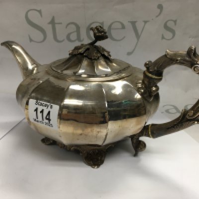 A George IV silver teapot. Assayed with the year 1829 with London hallmarks. Approx weight 785 grams.