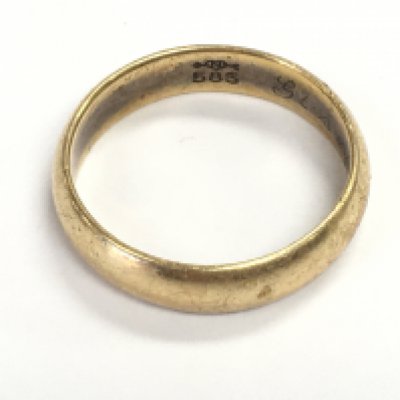 A 14ct gold wedding band. Size P 1/2 and 4.54gPostage A