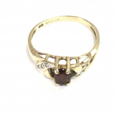 A 9ct gold garnet ring size N and 1.86g Postage A