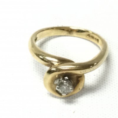 A 9ct gold ring set with a single diamond. Size K 1/2 and 4.05g