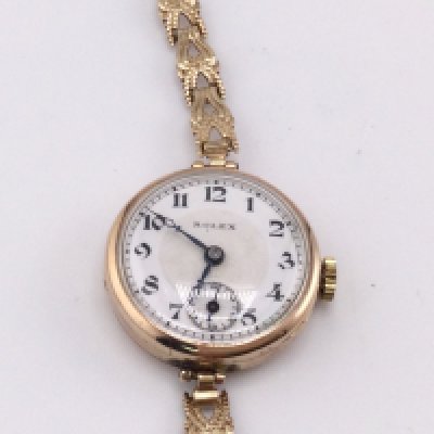 A 9ct gold vintage Rolex watch. Winds and runs. 17.31g total.