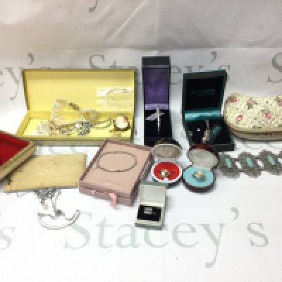 A collection of assorted costume jewellery including silver items. Postage B
