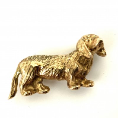 A 9ct gold brooch in the form of a Daschund, total weight 22.5g (A)
