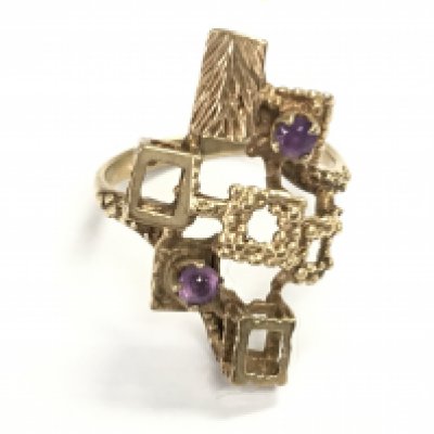 A gold ring with purple stones. Size P and 4.76g