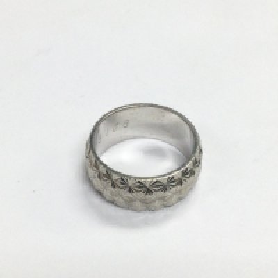 A 9ct white gold ring, approx size K-L and approx 6g. Shipping category A.