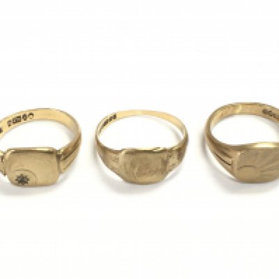 Three 9ct gold gents rings. 15.80g total. Postage A