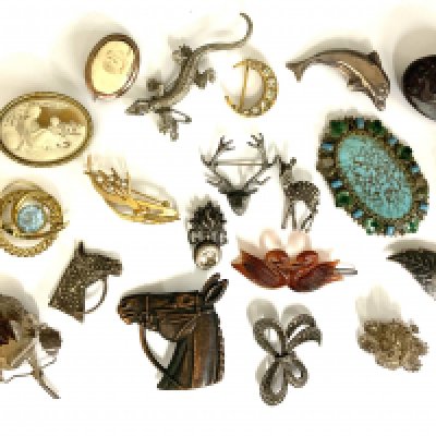 A small group of vintage and antique brooches. (A)