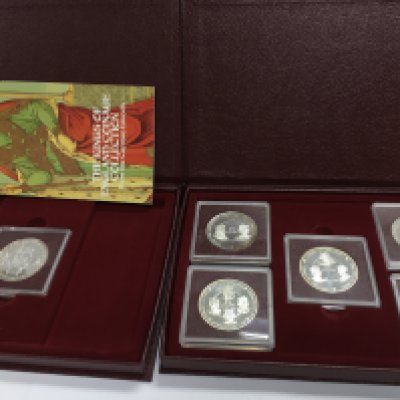 A 1980 Cayman Islands silver kings coin collection. Postage B