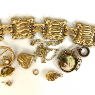 A small selection of gold, gold plated and rolled gold jewellery
