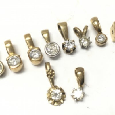 9ct gold solitaire pendants, 5.1g , postage category a