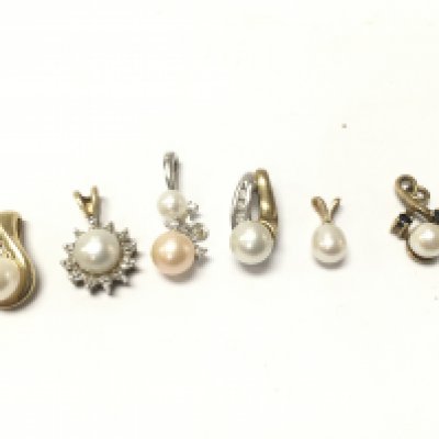 9ct gold pearl set pendants. 6g Postage category A