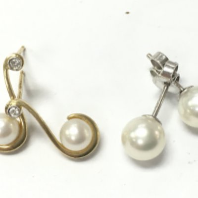18ct yellow and white gold pairs of pearl earrings , 3.8g postage category A