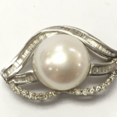 An 18ct white gold pearl and diamond pendant , 4.1g. Postage category a