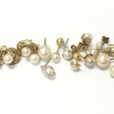 9ct gold Assorted pearl studs , 9.1g total weight. Postage category a