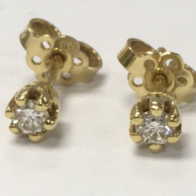 18ct gold diamond earring studs , 1.6g total weight. Postage category A