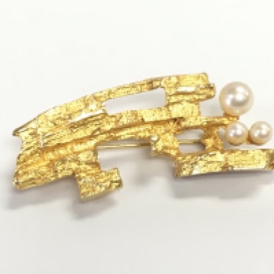 An 18ct gold and pearl brooch. 45mm and 10.69g