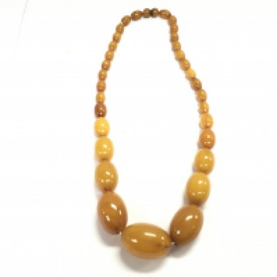 A graduated butterscotch amber bakelite bead necklace. Approx 20 inches long. Weight 46.3g. Postage B
