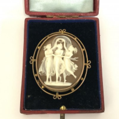 A yellow metal mounted Edwardian cameo brooch. (A)