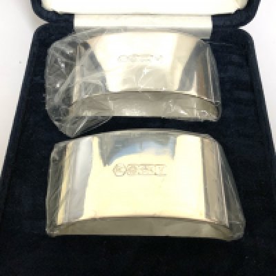 A pair of modern hallmarked silver napkin rings. (A)