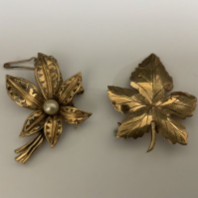 2 9ct gold brooches of floral design. 9.5g (A)
