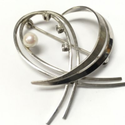 A modern 14ct white gold brooch set with pearl and diamonds , 5.5g total weight. Postage category A