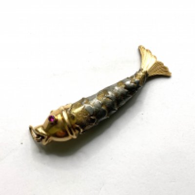 a gold and silver fish charm (3.48g) A