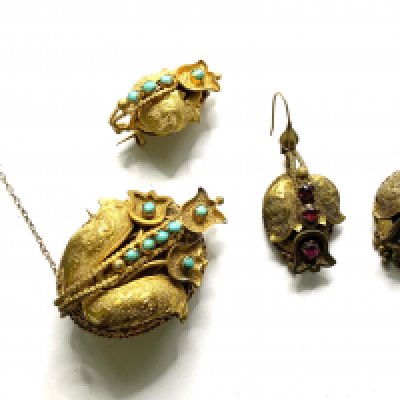 A Victorian pinchbeck and turquoise brooch together with a similar small brooch and a pair of garnet set drop earrings. (A)