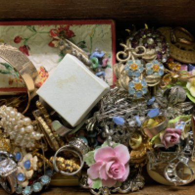 A good collection of vintage brooches and jewellery. (A)