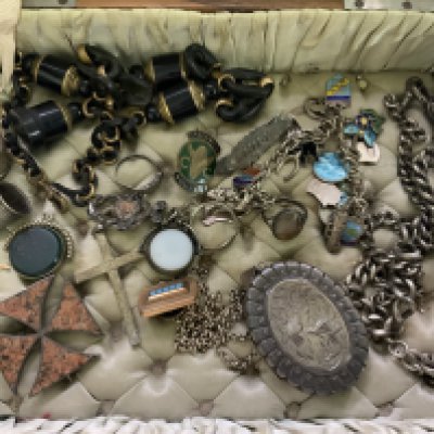 A small padded silk Edwardian jewel box with Victorian and later jewellery contents. (B)