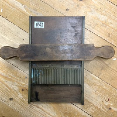 A 9ct gold cased wrist watch and 9ct gold expanding strap. 22.1g (A)