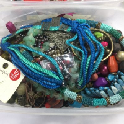 A tub of mixed costume jewellery. Shipping category C.