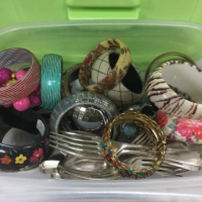A tub of mixed costume jewellery. Shipping category C.