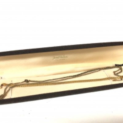 A 9carat gold necklace chain and a 9carat gold closed link bracelet in a fitted box weight 8.5g total