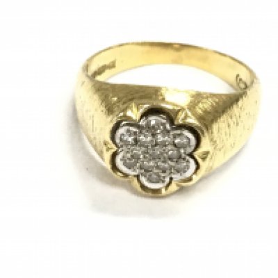 An 18ct gold ring set with diamonds. Size Q and 6.52g Postage A