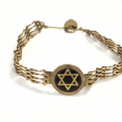 A 9ct gold bracelet. 6.72g Postage B