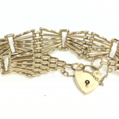 A 9ct gold gate bracelet , 18.6g postage category A