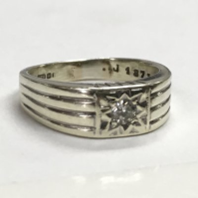 A 9 carat gold signet ring, 4.6g, N/O. Postage category A