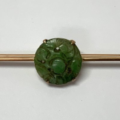 A 9ct gold 1930s carved green jade brooch. (A)