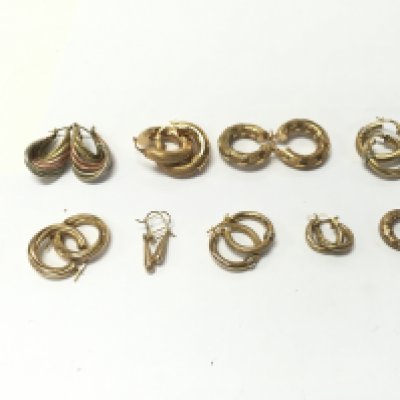 10 pairs of gold earrings. 25.27g Postage A