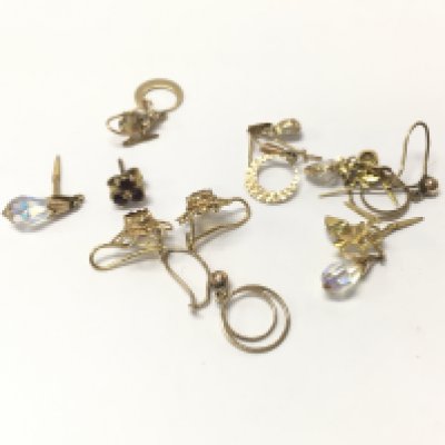Small group of earrings. 6.20g Postage A