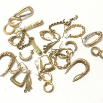 A collection of 9ct gold earrings. Total 21.74 Postage A