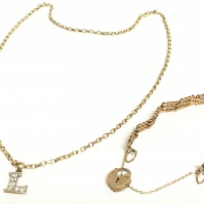 A 9ct gold gate bracelet and a 9ct necklace with 9ct gold L pendant. Total weight 9.5g Postage category A