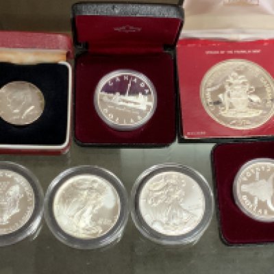 3 Liberty silver dollars, 1990,1994, 1997, 1984 Canadian dollar, 1982 Canadian dollar, 1968 JFK Half Dollar, 1974 Bahamas $10 sterling silver coin (50.4g).